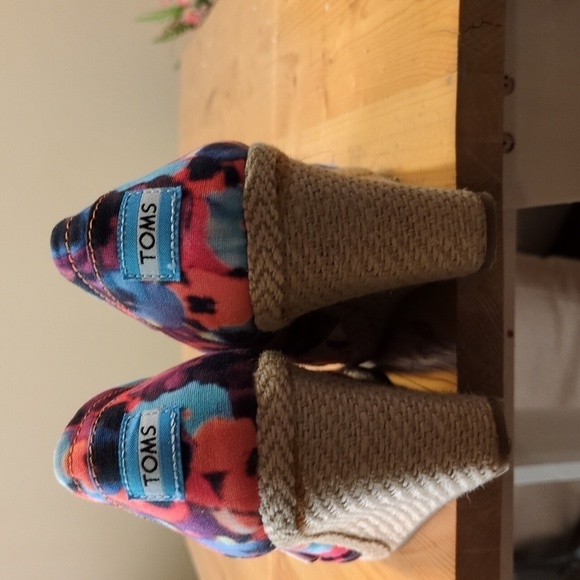 Step into Summer with Toms Oahu Espadrille: Perfect Blend of Style and Comfort - Picture 4 of 15